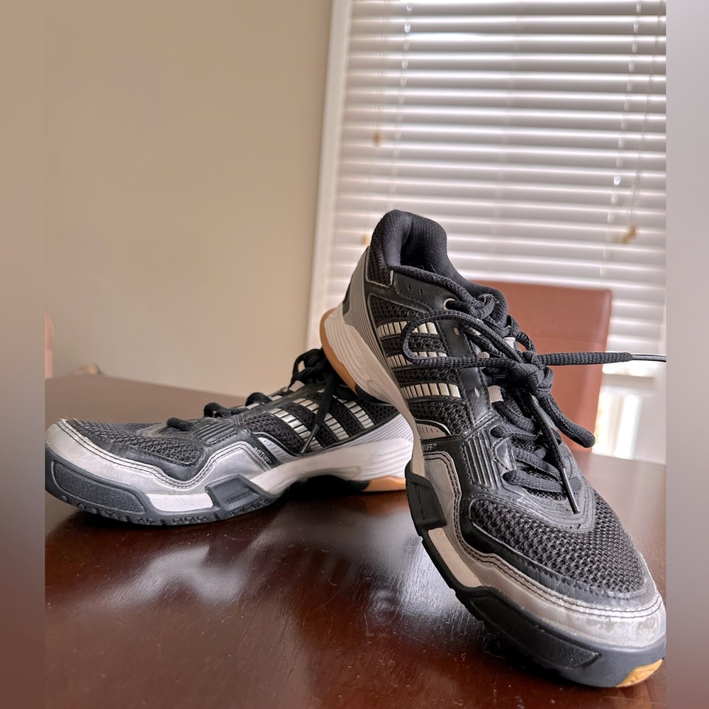 Indoor court shoes